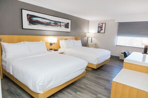 Zimmer, 2 Queen-Betten | Hochwertige Bettwaren, Daunenbettdecken, Zimmersafe, Schreibtisch