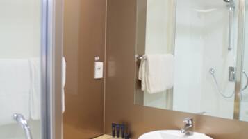 Combined shower/tub, free toiletries, hair dryer, towels