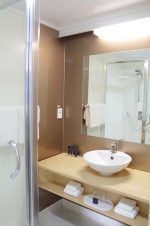 Combined shower/bathtub, free toiletries, hair dryer, towels - Willis Wellington Hotel (Wellington)