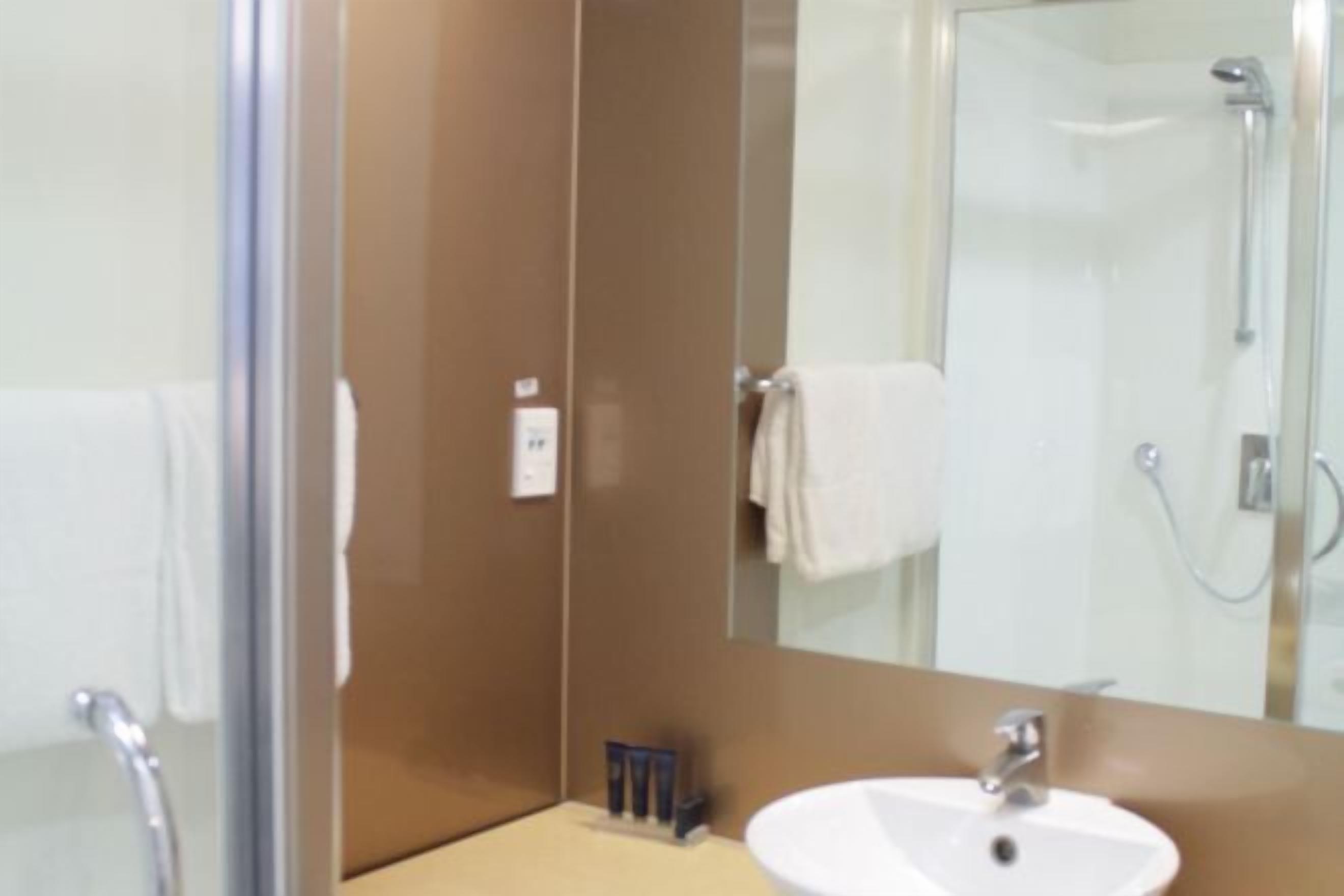 Ensemble douche/baignoire, articles de toilette gratuits, sèche-cheveux