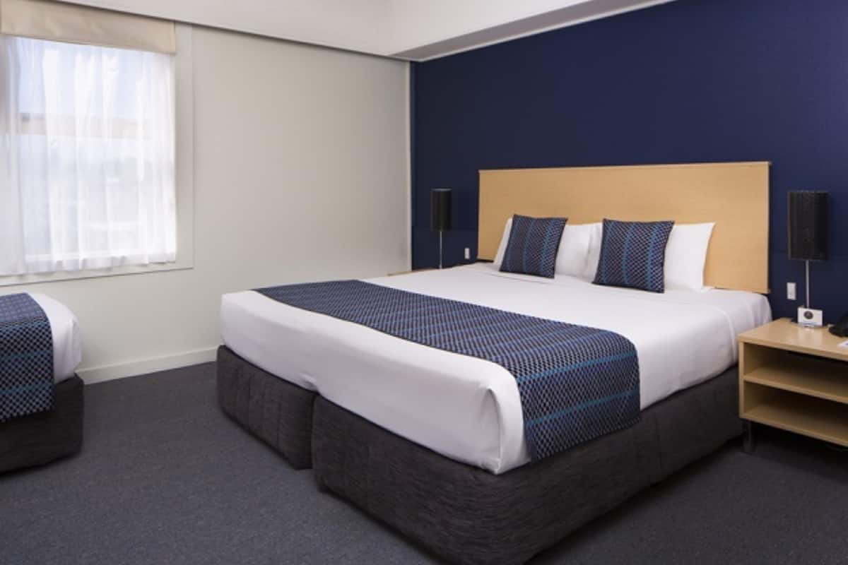 Standard Room, 1 King Bed | 1 bedroom, premium bedding, in-room safe, desk