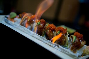 Ein Sushi-Gericht mit Flamme.