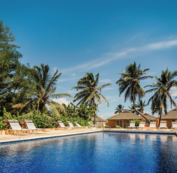 2 outdoor pools, pool loungers