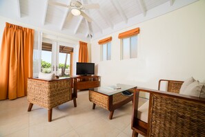 Superior Cottage, 2 Bedrooms, Kitchenette | منطقة المعيشة | تلفزيون إل إي دي بحجم 32-بوصة يعرض قنوات تلفزيونية رقمية، تلفزيون