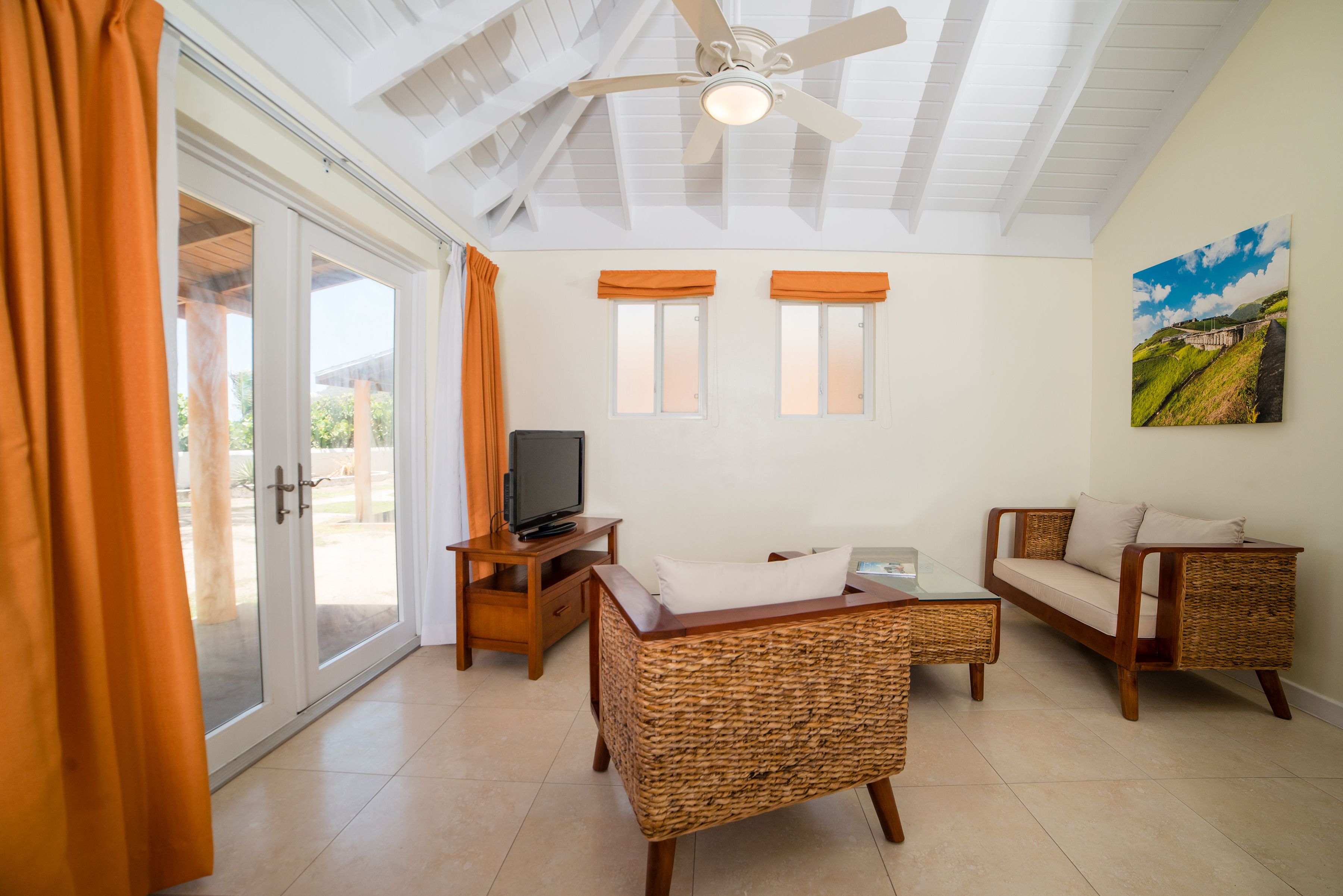Superior Cottage, 2 Bedrooms, Kitchenette | Sala de estar | Smart TV 32 polegadas com canais digitais, Netflix