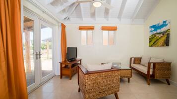 Superior Cottage, 2 Bedrooms, Kitchenette | Sala de estar | Smart TV 32 polegadas com canais digitais, Netflix
