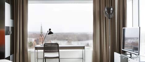 Escritorio, espacio para trabajar con laptop y cortinas blackout