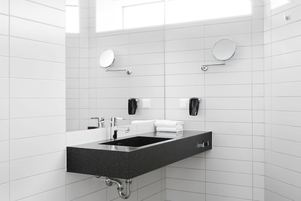 Shower, perlengkapan kamar mandi ramah lingkungan,  dan pengering rambut