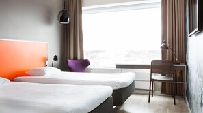 Desk, laptop workspace, blackout curtains, soundproofing - Comfort Hotel Winn (Umea)