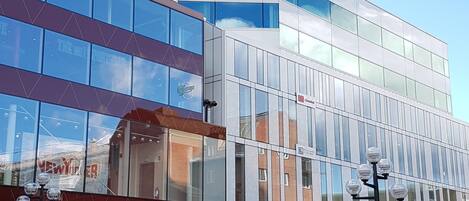 Et moderne hotel med facade i glas, tydelig indgang og skilt med Comfort Hotel Winn.