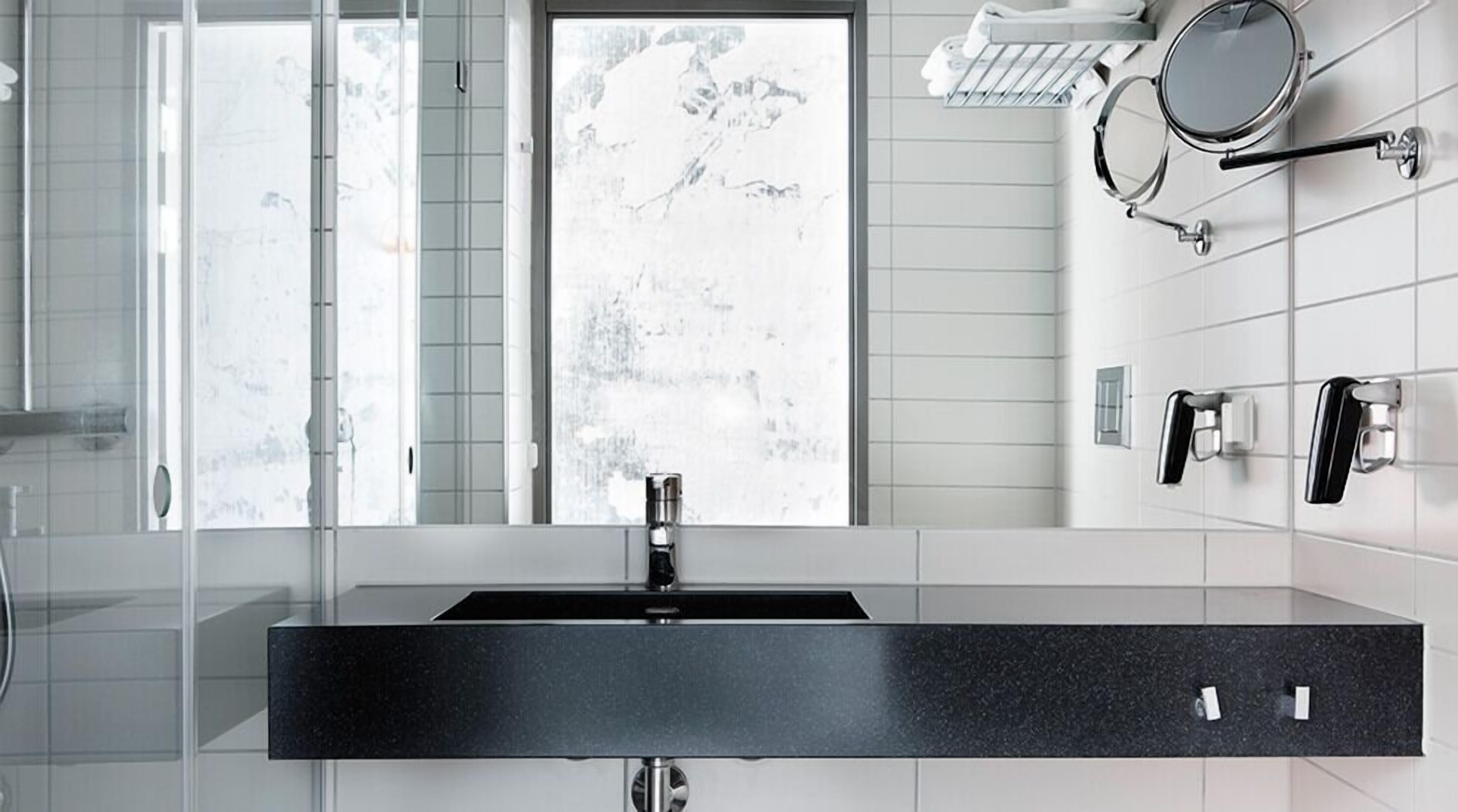 Dusj, miljøvennlige toalettsaker, hårføner og håndklær