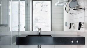 Shower, eco-friendly toiletries, hair dryer, towels - Comfort Hotel Winn (Umea)