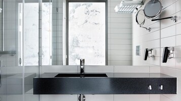 Ducha, artículos de tocador ecológicos, secador de pelo, toallas