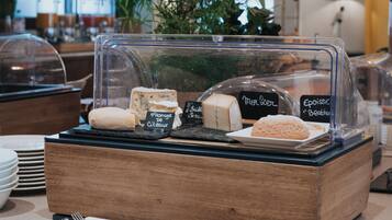 Se ofrece un desayuno bufé (24 EUR por persona)