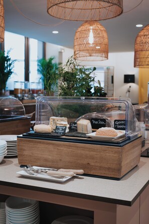 Tägliches Frühstücksbuffet (24 EUR pro Person)