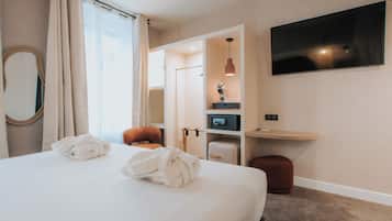Deluxe Double Room | Minibar, in-room safe, individually decorated, desk