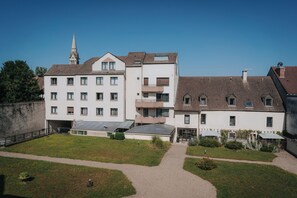 Front of property - Henry II Hotel (Beaune)