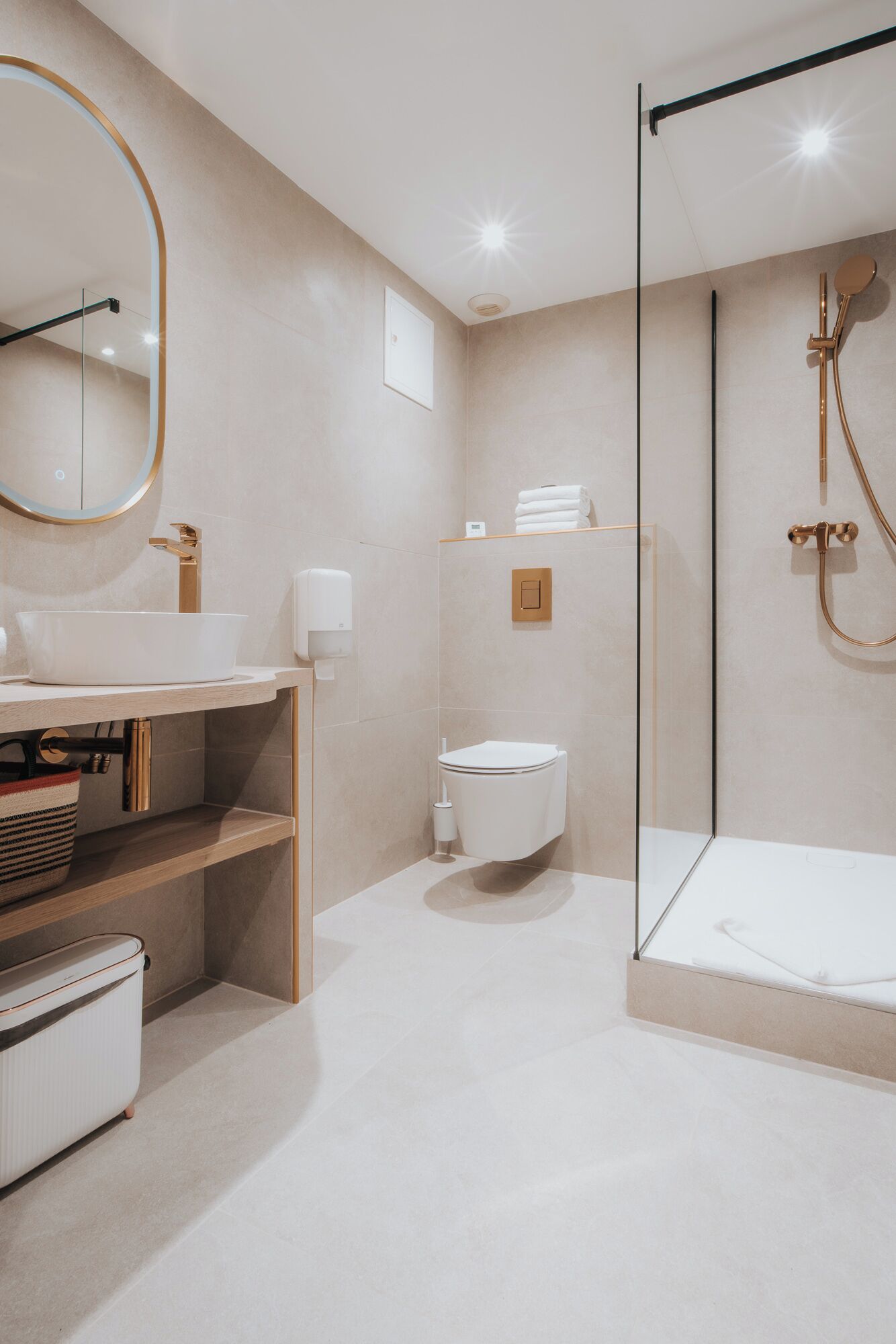 deluxe double room | bathroom | free toiletries, hair dryer, towels