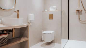 Deluxe Double Room | Bathroom | Free toiletries, hair dryer, towels