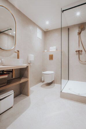 Deluxe Double Room | Bathroom | Free toiletries, hair dryer, towels