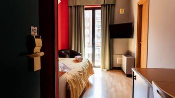 Single Room | Minibar, in-room safe, individually furnished, desk