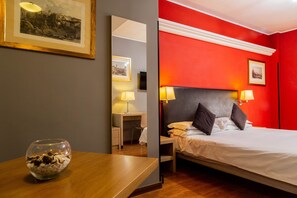 Habitación doble (with extra bed) | Minibar, caja de seguridad en la habitación y muebles diferentes 
