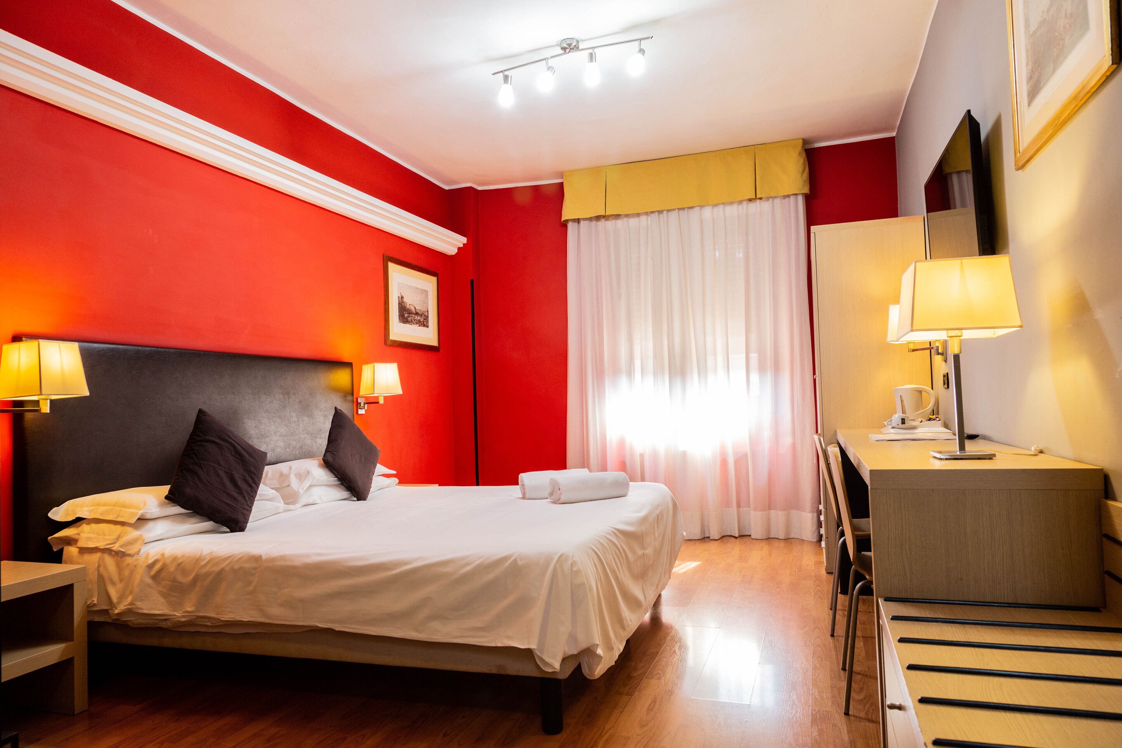 Chambre double (with extra bed) | Minibar, coffre-fort, ameublement unique, bureau