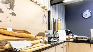 Desayuno buffet (EUR 6.0 por persona)