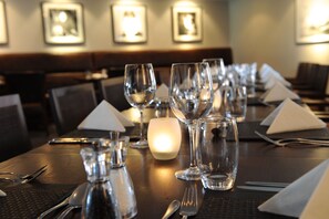 Se sirven cenas y cocina europea moderna