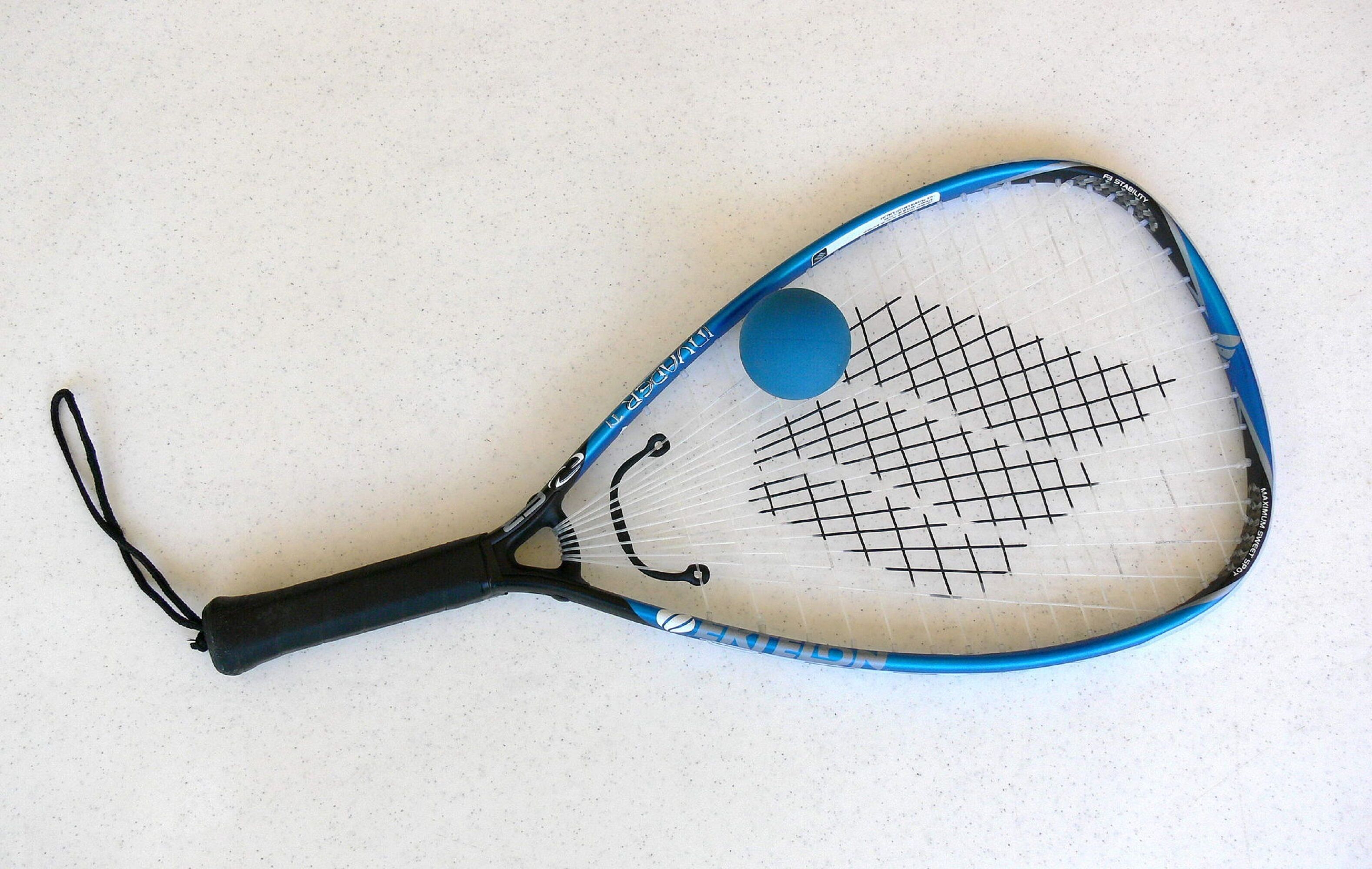 Ein Tennisracket mit blau-schwarzem Griff, einem blau-weißen Rahmen und einem Gittermuster auf der Schlagfläche.