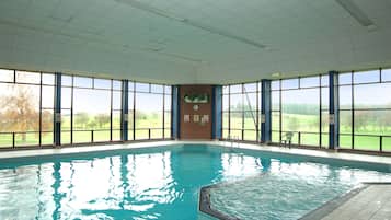 Piscina coperta, con ingresso dalle 06:30 alle 21:30, lettini