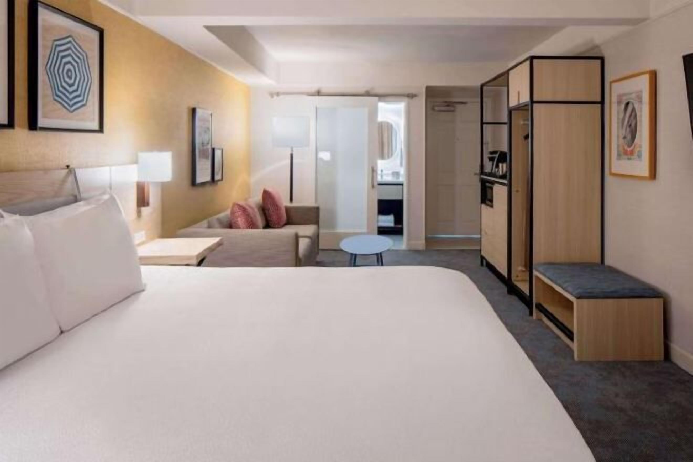 Premium bedding, in-room safe, desk, laptop workspace