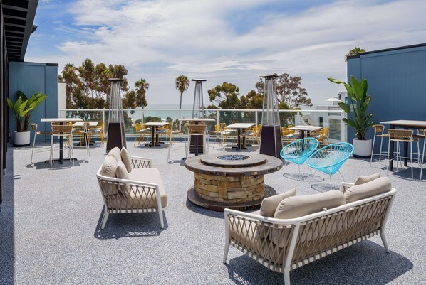 2 bars/lounges, rooftop bar, lobby lounge