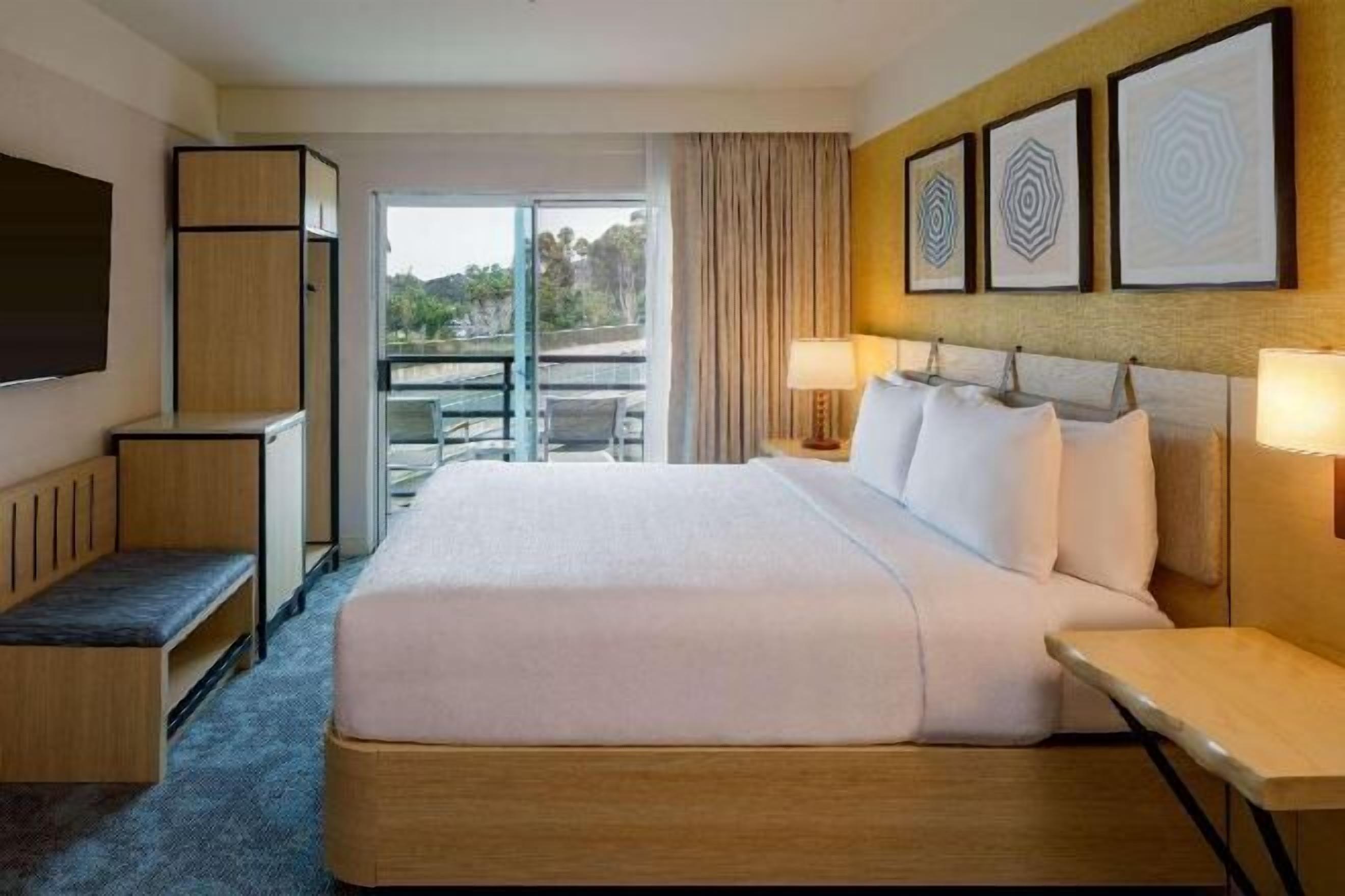 Premium bedding, in-room safe, desk, laptop workspace