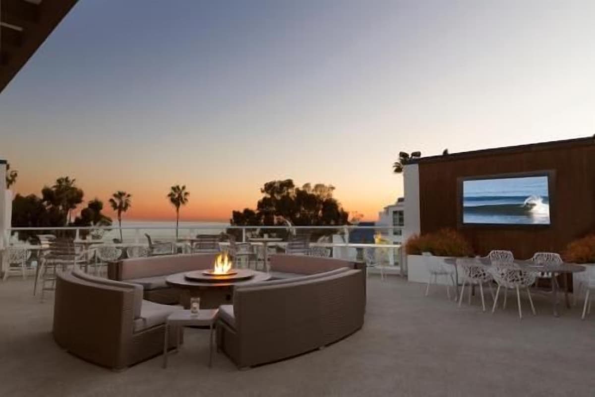 Outdoor dining | Breakfast and dinner served