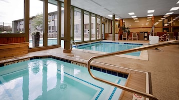 Una piscina techada, una piscina al aire libre de temporada