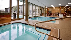 Inomhuspool och en säsongsöppen utomhuspool