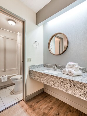 Regadera, amenidades de baño ecológicas, toallas 