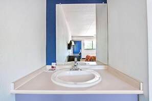 Shower, eco-friendly toiletries, towels
