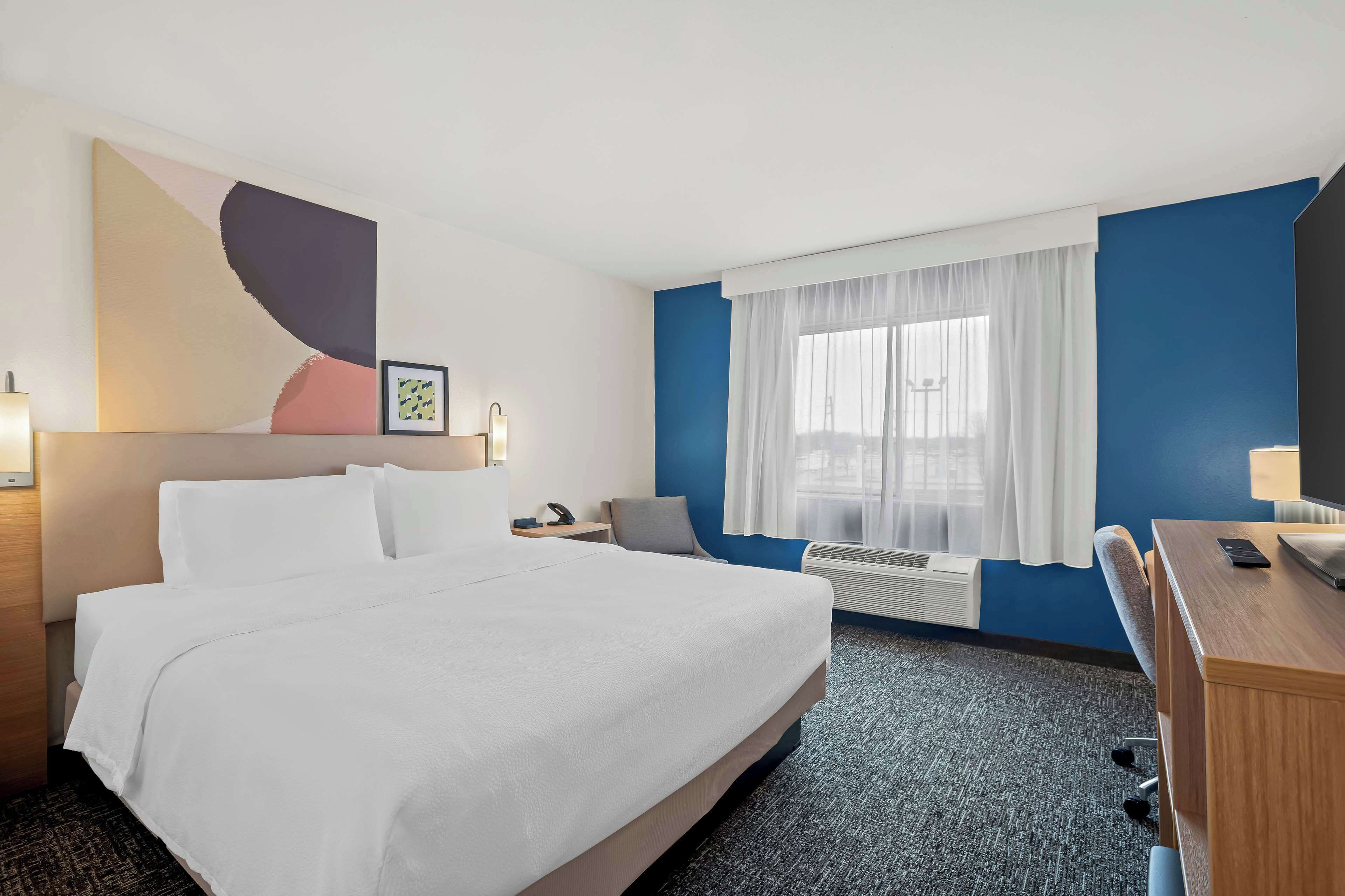 ルーム キングベッド 1 台 | デスク、遮光カーテン、アイロン / アイロン台、WiFi (無料)