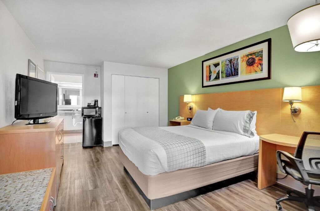 مكتب ومساحة عمل للكمبيوتر المحمول ومكواة/لوح كي وواي فاي مجانًا