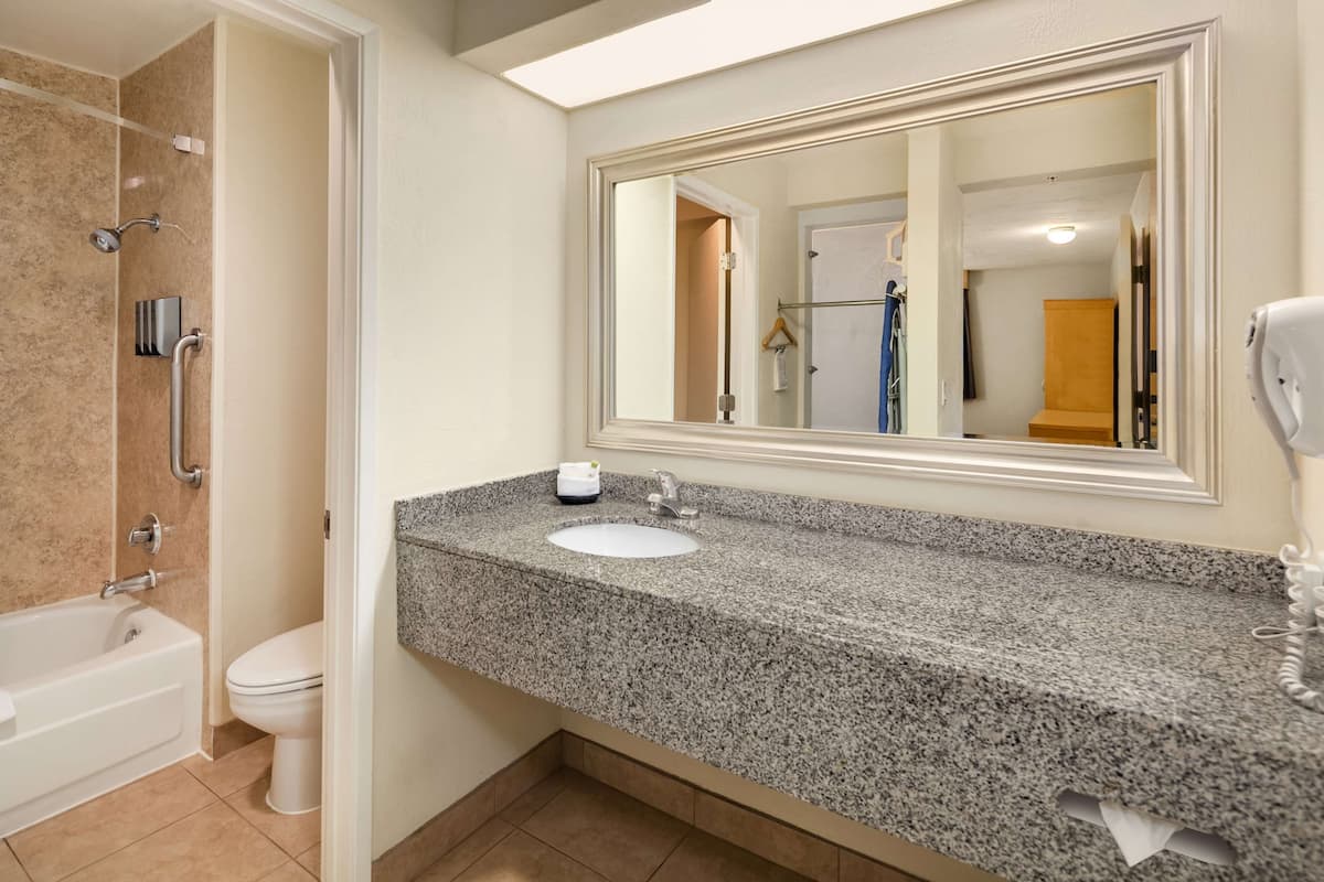 Miljøvennlige toalettsaker, hårføner, håndklær og såpe