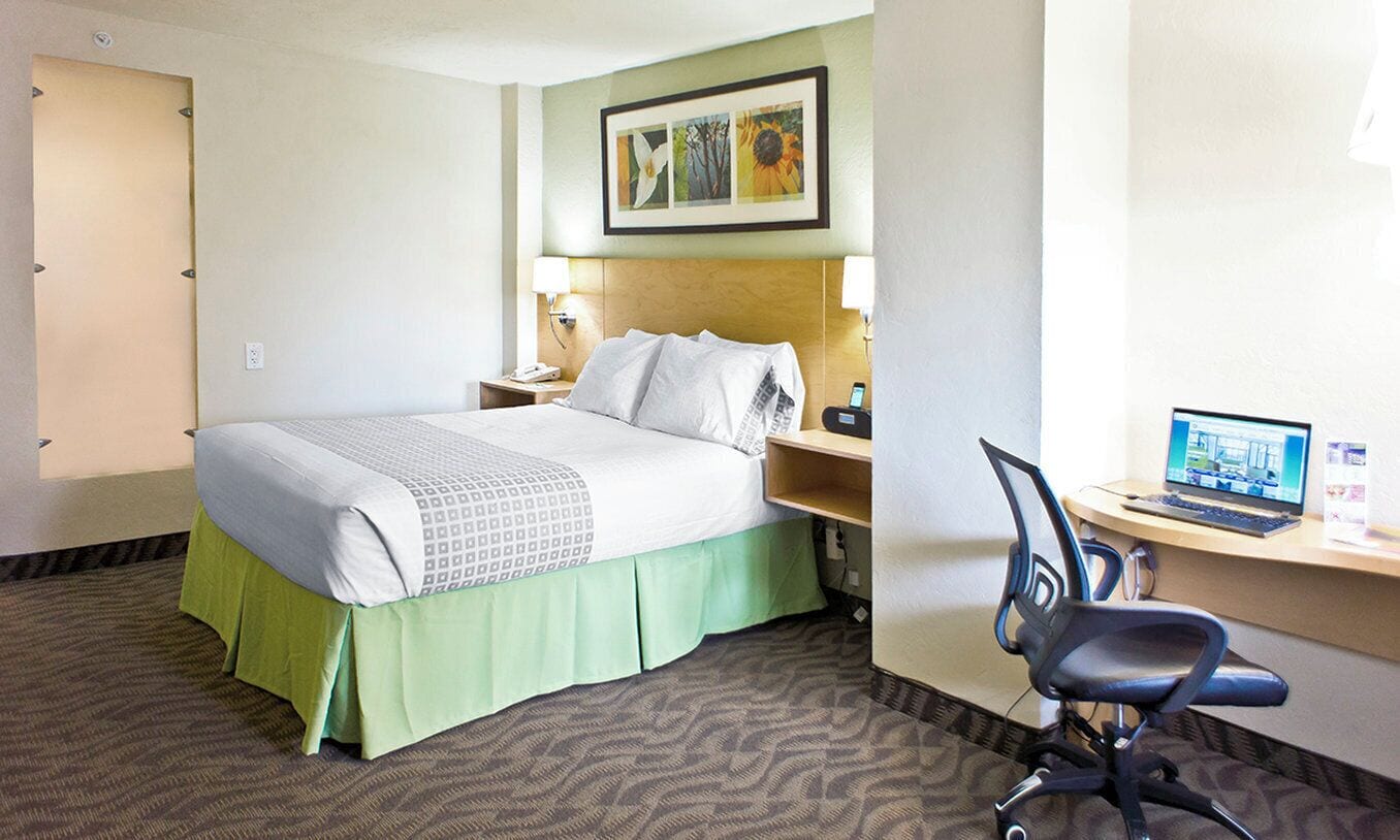 Rom – standard, 1 queensize-seng, ikke-røyk, kjøleskap og mikrobølgeovn | Skrivebord, skrivebord for bærbar PC og strykejern/-brett