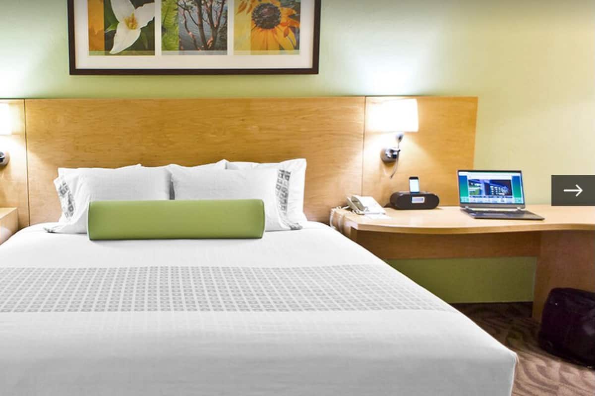 Desk, laptop workspace, iron/ironing board, free WiFi