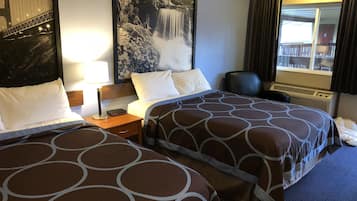 Habitación de hotel con dos camas, una mesita de noche, una lámpara, un cuadro grande en la pared, una ventana con cortinas y vistas a un edificio.