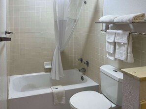 Combined shower/bathtub, eco-friendly toiletries, towels