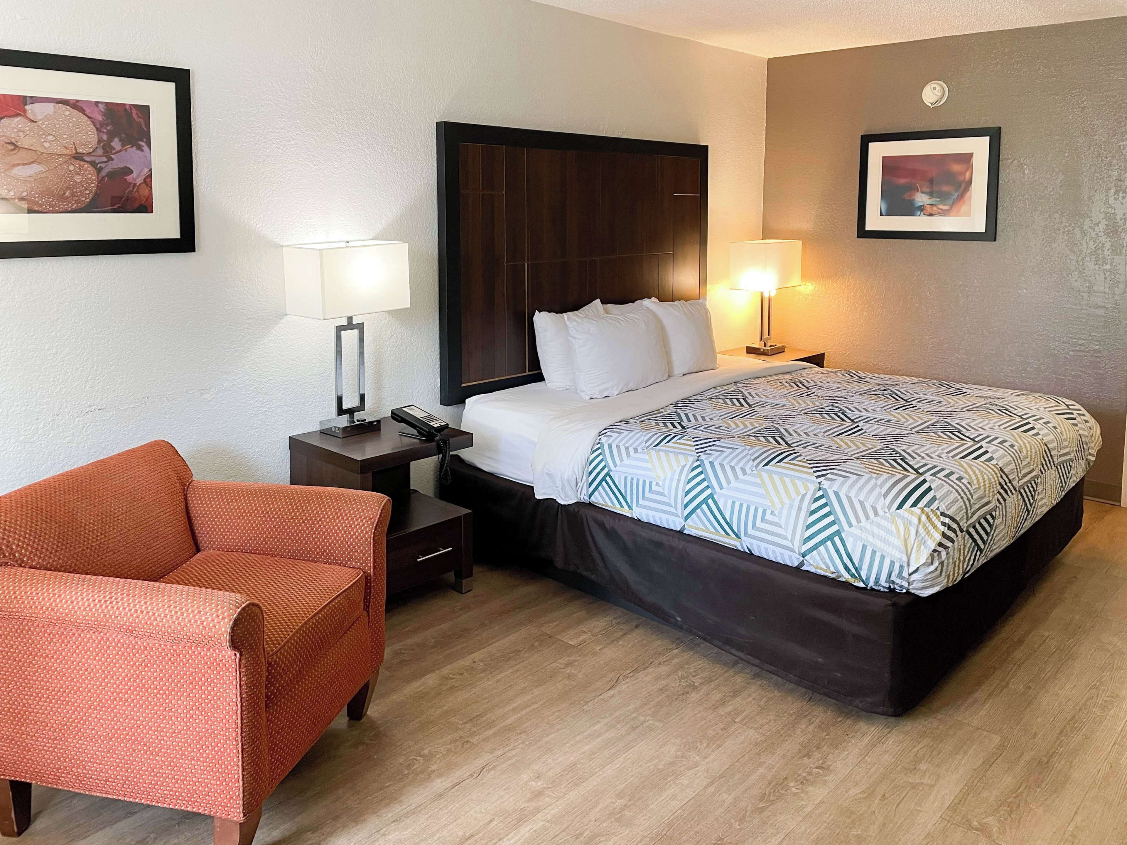 Pillow-top beds, desk, free WiFi, bed sheets