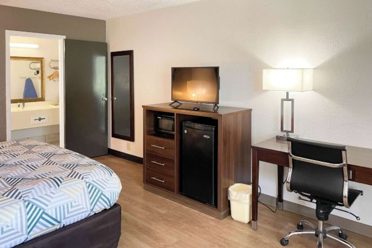 Pillowtop beds, desk, WiFi (free), bed sheets