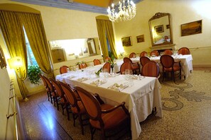 2 restaurants, lunch, dinner served; Regional cuisine
