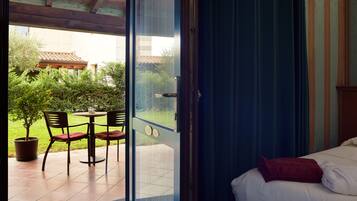 Premium bedding, in-room safe, individually decorated